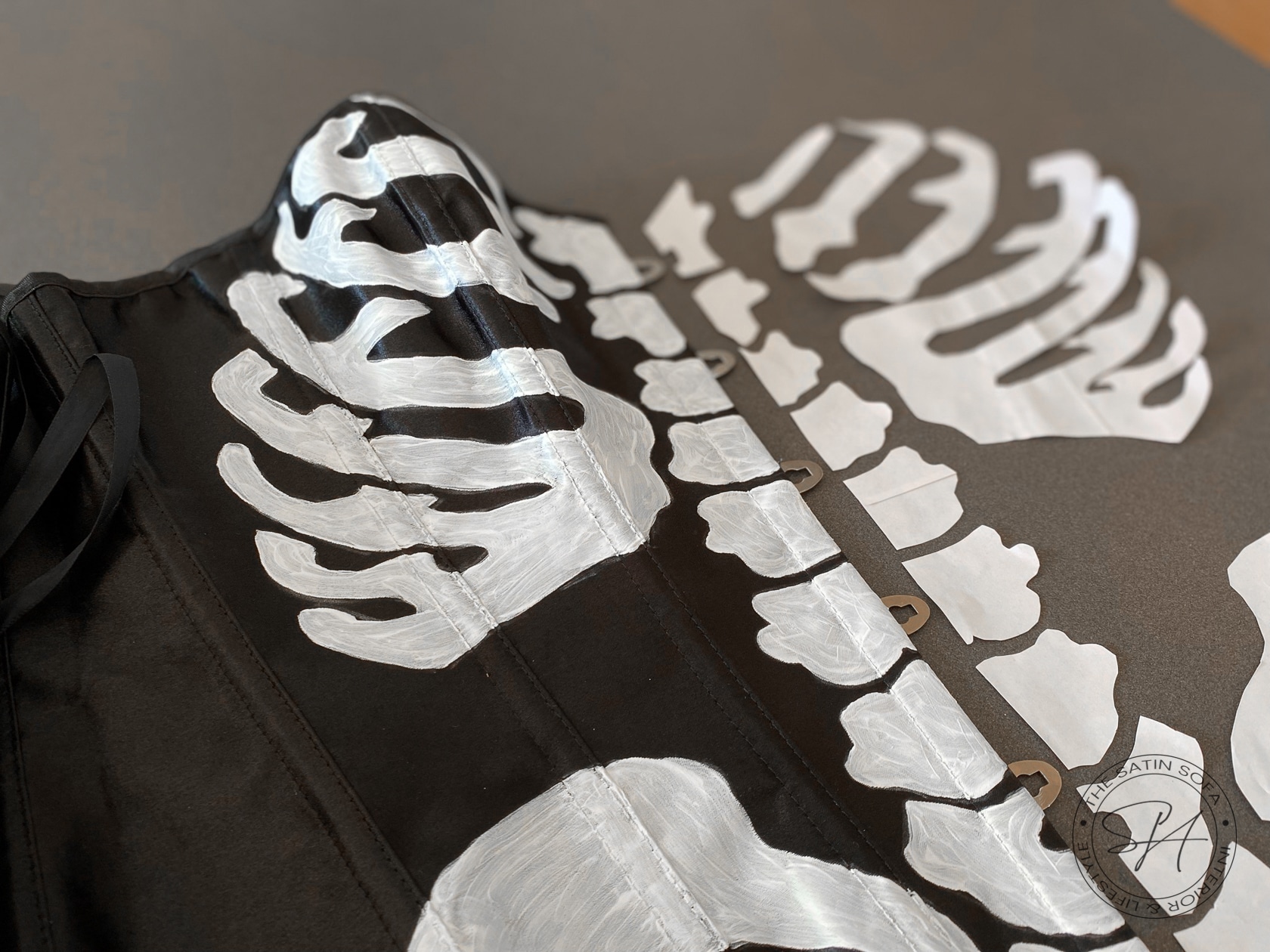 Corsage schwarz mit Skelett